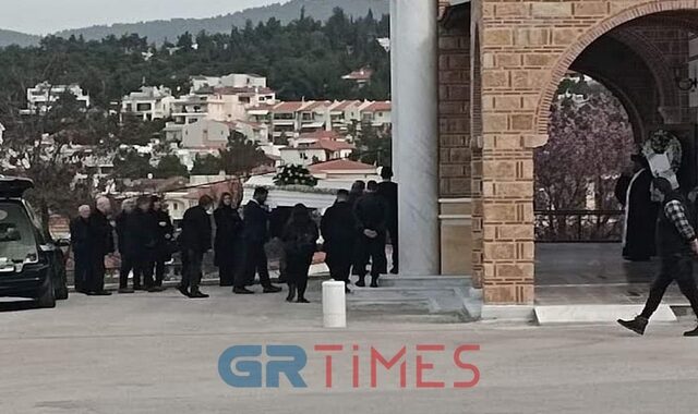 Τέμπη: Οδύνη στο τελευταίο “αντίο” στην 20χρονη Φραντζέσκα Μπέζα