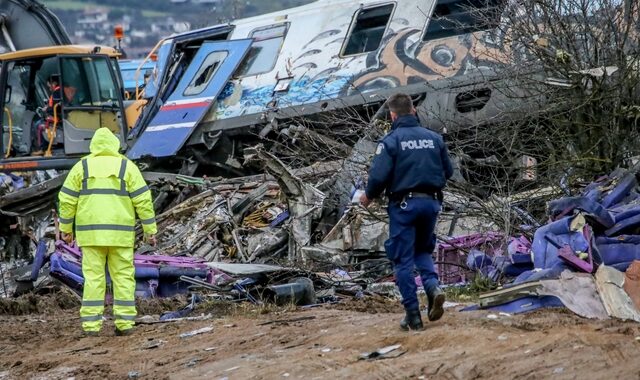 Τέμπη: Ταυτοποιήθηκαν 32 θύματα της τραγωδίας – Στους 57 οι νεκροί