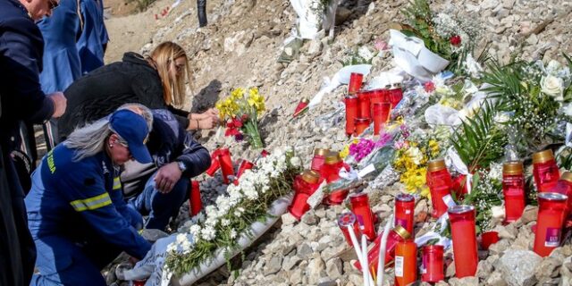 Συγκίνηση στα Τέμπη: Τελέστηκε τρισάγιο στο σημείο του δυστυχήματος