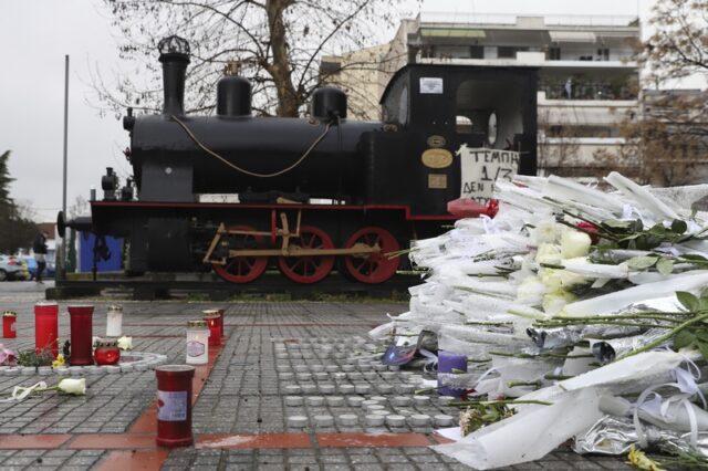 Διασυρμός από το BBC για τα Τέμπη: “Στα τρένα της Ελλάδας έχουν ακόμα τηλέφωνα και μηνύματα”