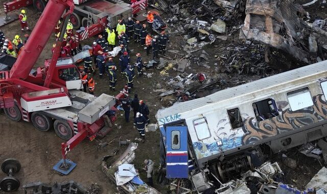 Κομισιόν: Έκθετη η κυβέρνηση για τη διερεύνηση της σιδηροδρομικής τραγωδίας στα Τέμπη
