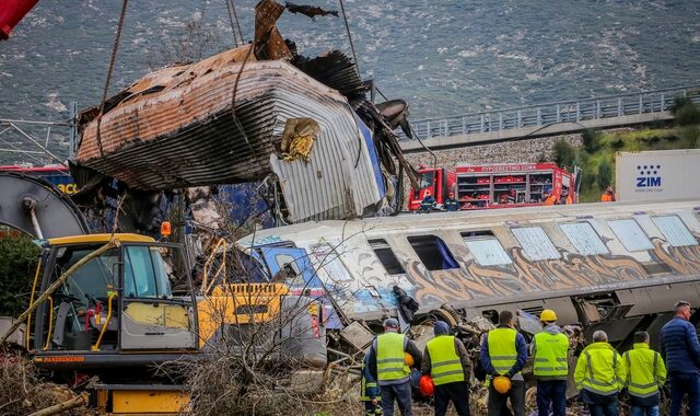 Η τραγωδία στα Τέμπη στο μικροσκόπιο των διεθνών ΜΜΕ: “Το χειρότερο σιδηροδρομικό δίκτυο στην Ευρώπη”