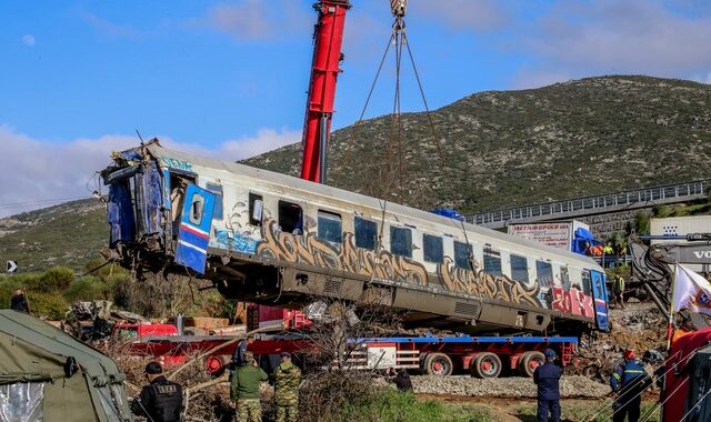 Τέμπη: Εικόνες απόλυτης καταστροφής από τα συντρίμμια των δύο τρένων
