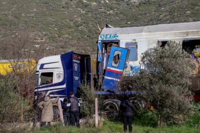 Τραγωδία στα Τέμπη: Μετακινήθηκε και το τρίτο βαγόνι – Έρευνες για σορούς