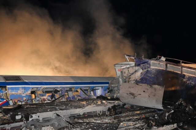 Σύγκρουση τρένων στα Τέμπη: Τουλάχιστον 32 νεκροί και 85 τραυματίες – Εγκλωβισμένοι στα βαγόνια