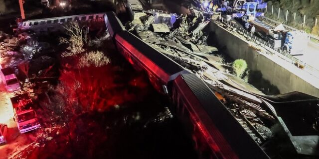 Τραγωδία στα Τέμπη: Ολονύχτιες προσπάθειες των πυροσβεστών για τον εντοπισμό αγνοουμένων