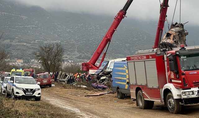 Τραγωδία στα Τέμπη: Εννιά σοροί έχουν εντοπιστεί από το πρωί στα συντρίμμια