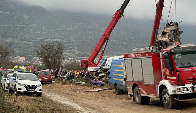 Τραγωδία στα Τέμπη: Εννιά σοροί έχουν εντοπιστεί από το πρωί στα συντρίμμια