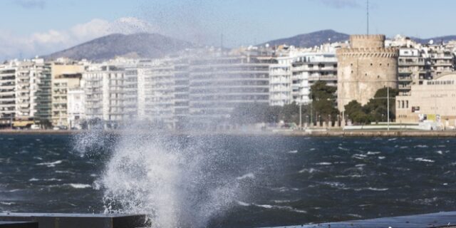 Θεσσαλονίκη: Πτώσεις δέντρων και διακοπές ρεύματος από τους ισχυρούς ανέμους – Κατέρρευσε σκεπή στα Δυτικά