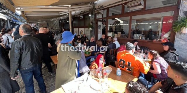 25η Μαρτίου: Ουρές και αναμονή για μπακαλιάρο στη Θεσσαλονίκη