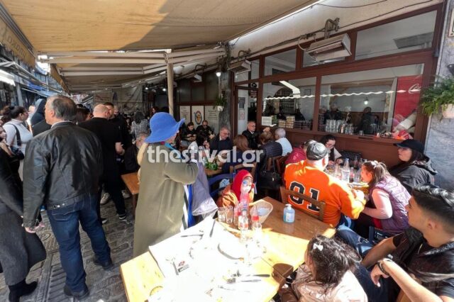 25η Μαρτίου: Ουρές και αναμονή για μπακαλιάρο στη Θεσσαλονίκη