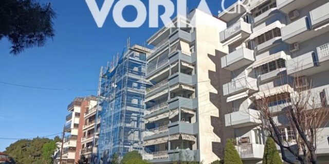 Θεσσαλονίκη: Γυναίκα απειλεί να πέσει από ταράτσα πολυκατοικίας