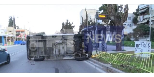 Θεσσαλονίκη: Φορτηγάκι έπεσε πάνω σε στάση του ΟΑΣΘ