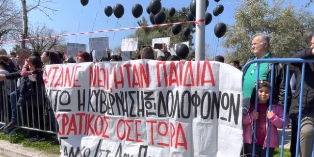 25η Μαρτίου: Μεγάλη παρέλαση στη Θεσσαλονίκη – Διαμαρτυρία φοιτητών με μαύρα μπαλόνια για την τραγωδία των Τεμπών
