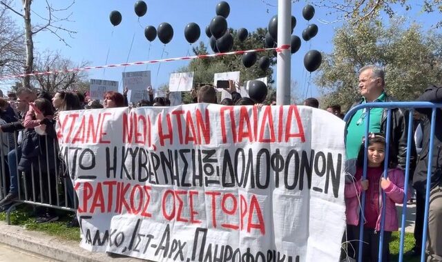 25η Μαρτίου: Μεγάλη παρέλαση στη Θεσσαλονίκη – Διαμαρτυρία φοιτητών με μαύρα μπαλόνια για την τραγωδία των Τεμπών