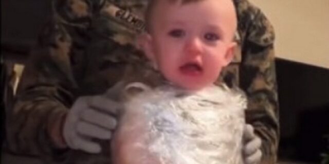 Γονείς τύλιξαν το παιδί τους με μεμβράνη γιατί το θεώρησαν “αστείο”