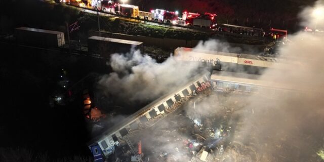 Σύγκρουση τρένων στα Τέμπη: Οι εικόνες μιας εθνικής τραγωδίας