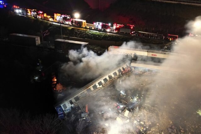 Σύγκρουση τρένων στα Τέμπη: Οι εικόνες μιας εθνικής τραγωδίας