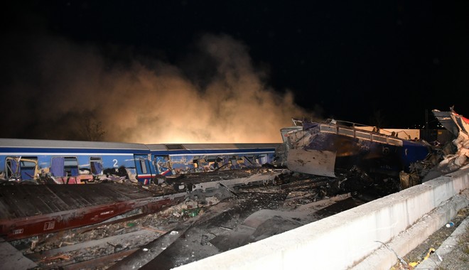 Σύγκρουση τρένων στα Τέμπη – Τουλάχιστον δεκαεννιά νεκροί και δεκάδες τραυματίες