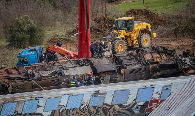 Τέμπη: Συγκλονίζει η περιγραφή διασώστη – “Βρήκαμε στα χωράφια 4 με 5 ανθρώπους που δεν ήταν στη ζωή”