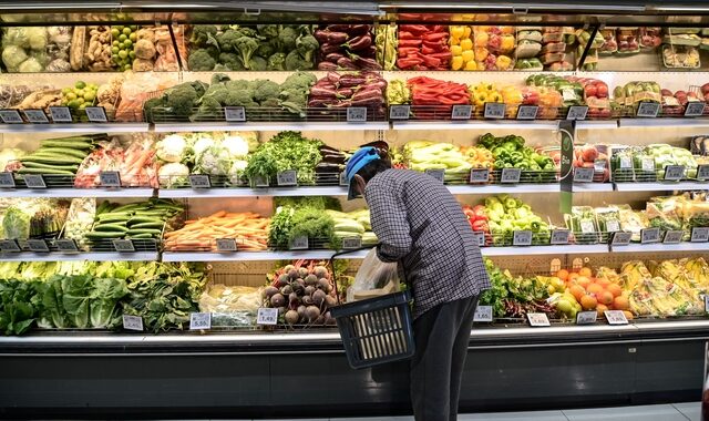 Γραφείο Προϋπολογισμού: Καμπανάκι κινδύνου για ακρίβεια τροφίμων – Τα ρίσκα σε δημόσιες υποδομές-θεσμούς