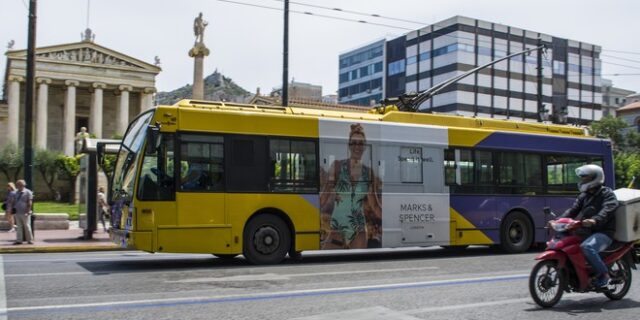 Τρόλεϊ συγκρούστηκε με φορτηγό στο κέντρο της Αθήνας