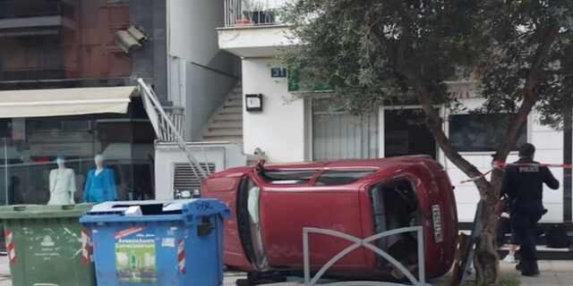 Απίστευτο τροχαίο στη Θεσσαλονίκη: Αυτοκίνητο “καβάλησε” πεζοδρόμιο και έπεσε σε σκαλιά πολυκατοικίας