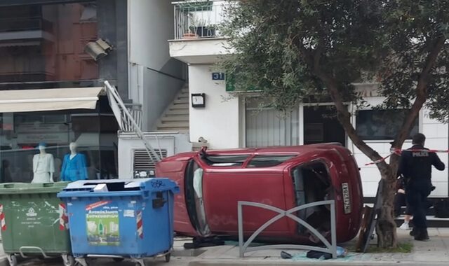 Απίστευτο τροχαίο στη Θεσσαλονίκη: Αυτοκίνητο “καβάλησε” πεζοδρόμιο και έπεσε σε σκαλιά πολυκατοικίας