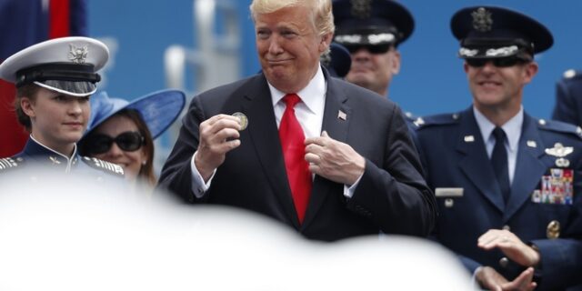 Ο Τραμπ “απέκρυψε” πολύτιμα προεδρικά δώρα: Μεταξωτά χαλιά και επίχρυσα μπαστούνια του γκολφ