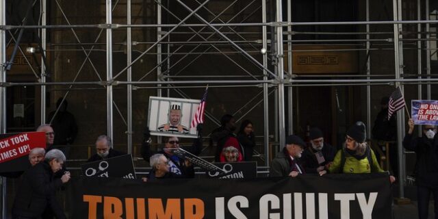 Ο Τραμπ περιμένει τη σύλληψή του και μιλά για “το πιο αηδιαστικό κυνήγι μαγισσών”