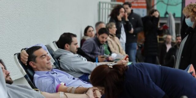 Τσίπρας: Έδωσε αίμα για τους τραυματίες του δυστυχήματος στα Τέμπη