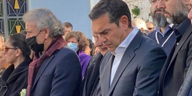 Τέμπη: Ο Αλέξης Τσίπρας στην κηδεία της 28χρονης Ελπίδας Χούπα – Γνώριζε τον πατέρα της