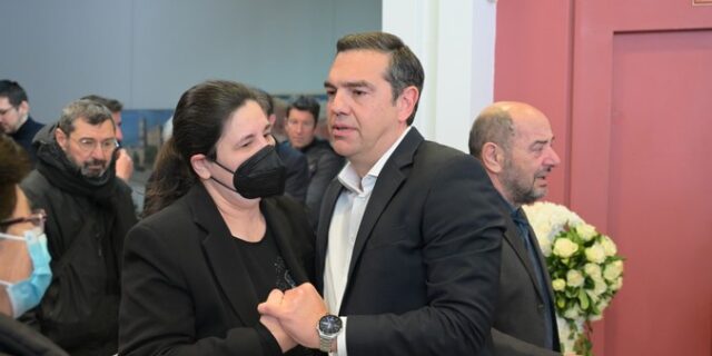 Τέμπη: Ο Αλέξης Τσίπρας στην κηδεία του Βάιου Βλάχου