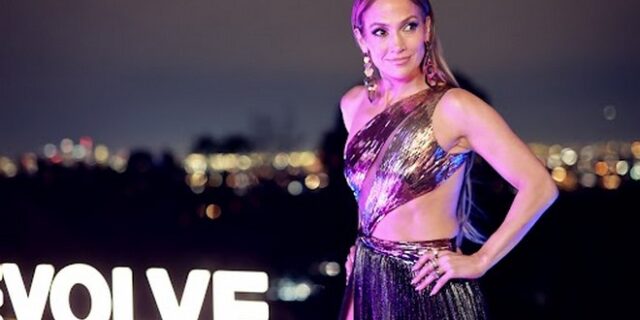 Η Jennifer Lopez ποζάρει ολόγυμνη φορώντας μόνο τα παπούτσια της