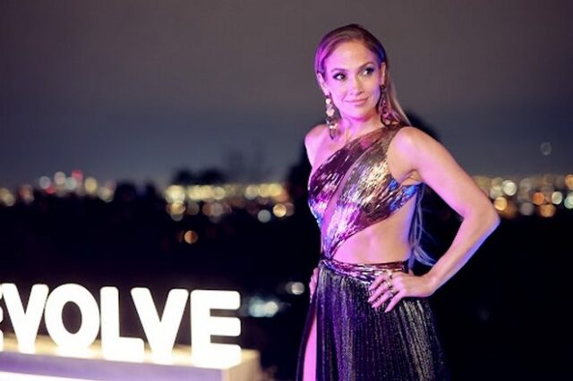 Η Jennifer Lopez ποζάρει ολόγυμνη φορώντας μόνο τα παπούτσια της