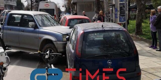 Θεσσαλονίκη: Αγροτικό πέρασε στο αντίθετο ρεύμα και έπεσε πάνω σε τέσσερα οχήματα