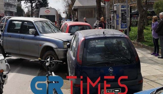 Θεσσαλονίκη: Αγροτικό πέρασε στο αντίθετο ρεύμα και έπεσε πάνω σε τέσσερα οχήματα