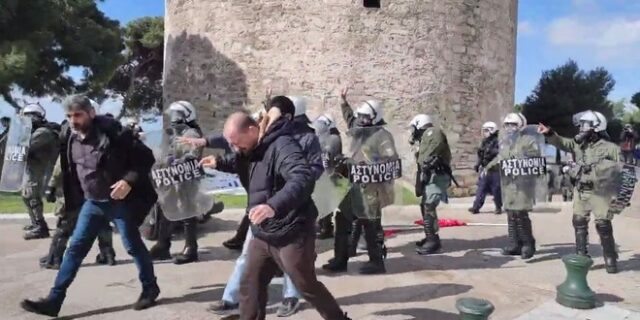 ΚΚΕ: Καταγγέλλει επίθεση της αστυνομίας σε στελέχη του – Εγκλώβισαν τον βουλευτή Γ. Δελή μέσα στον Λευκό Πύργο