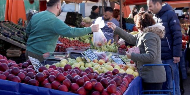 Επανέρχεται στην κορυφή της ατζέντας η ακρίβεια – Ο επίμονος πληθωρισμός, οι τιμές “φωτιά” στα τρόφιμα και η εύθραυστη ισορροπία