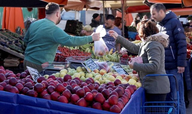 Επανέρχεται στην κορυφή της ατζέντας η ακρίβεια – Ο επίμονος πληθωρισμός, οι τιμές “φωτιά” στα τρόφιμα και η εύθραυστη ισορροπία