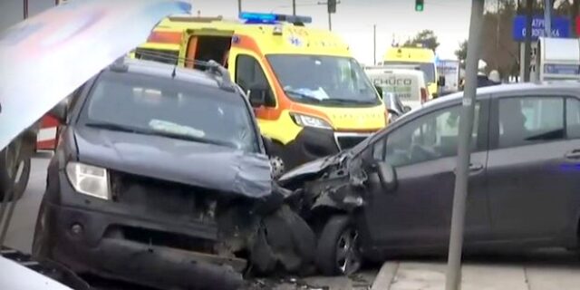 Θεσσαλονίκη: Φορτηγό παρέσυρε πεζό και έπεσε πάνω σε δύο οχήματα – Ένας νεκρός