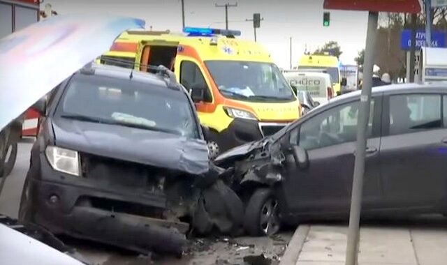 Θεσσαλονίκη: Φορτηγό παρέσυρε πεζό και έπεσε πάνω σε δύο οχήματα – Ένας νεκρός