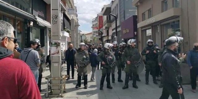 ΣΥΡΙΖΑ: Με ΜΑΤ, ΟΠΚΕ και μεταφερόμενους οπαδούς συνεχίζει την υποκρισία ο Μητσοτάκης
