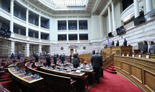 Τέμπη: Ενός λεπτού σιγή στη Βουλή για τα θύματα του δυστυχήματος