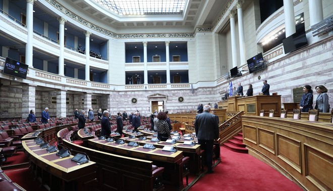 Τέμπη: Ενός λεπτού σιγή στη Βουλή για τα θύματα του δυστυχήματος