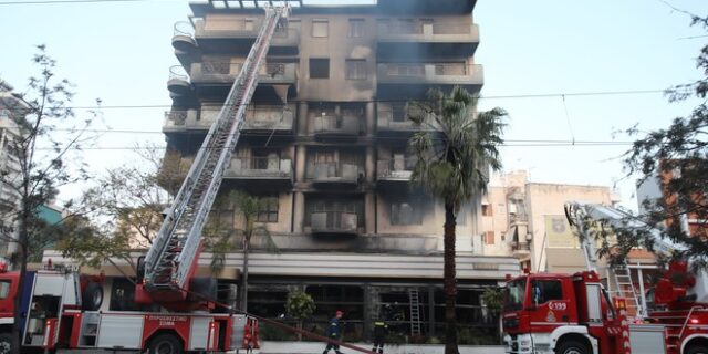 Φωτιά σε εστιατόριο στη Νέα Σμύρνη – Τουλάχιστον ένας τραυματίας, καταγγελίες για εμπρησμό