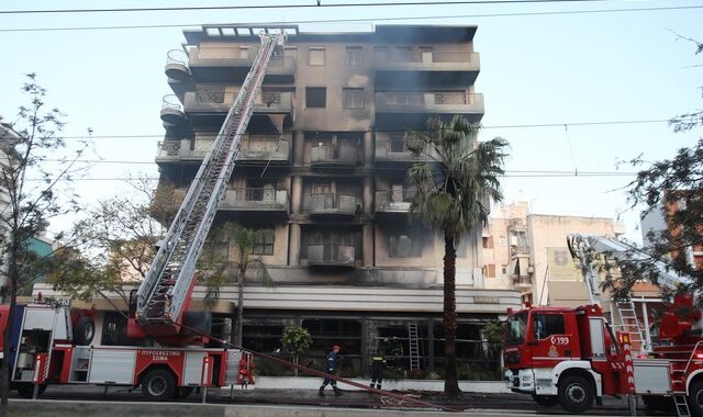 Φωτιά σε εστιατόριο στη Νέα Σμύρνη – Τουλάχιστον ένας τραυματίας, καταγγελίες για εμπρησμό