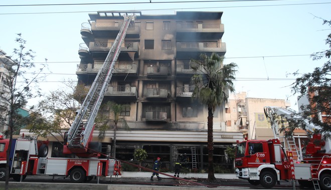 Φωτιά σε εστιατόριο στη Νέα Σμύρνη – Τουλάχιστον ένας τραυματίας, καταγγελίες για εμπρησμό