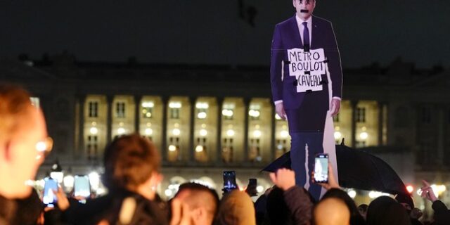 Politico: Έχει διαλύσει ο Μακρόν τη Γαλλία;