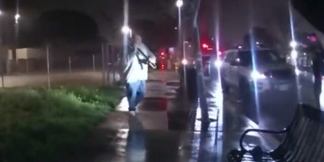ΗΠΑ: Σοκαριστικό βίντεο – Αστυνομικός πυροβόλησε 60χρονο που του επιτέθηκε με λοστό